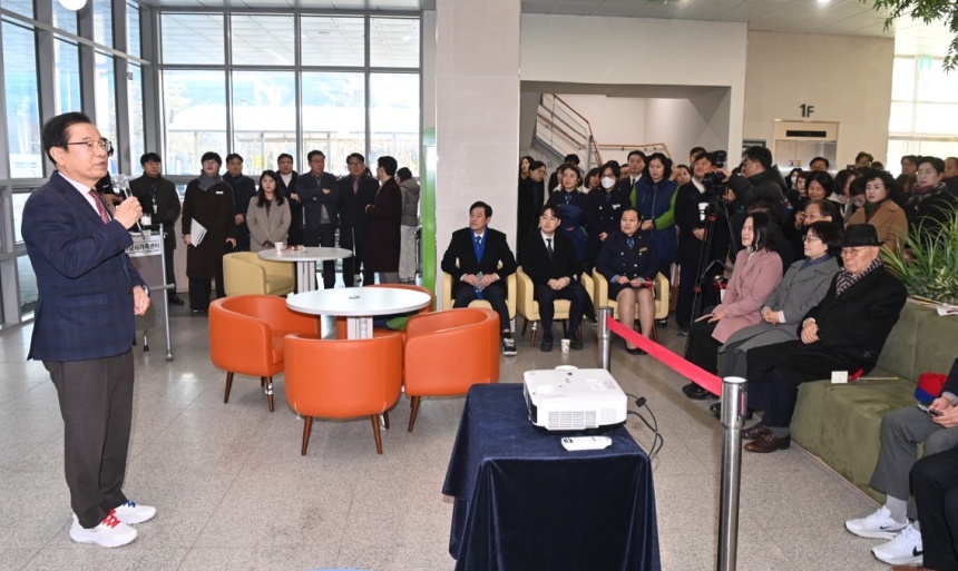 ▲ 29일 종합복지타운에서 개최된 ‘하남교육지원청 신설추진단’ 현판식에서 이현재 하남시장이 인사말을 하고 있다 ⓒ하남시 제공