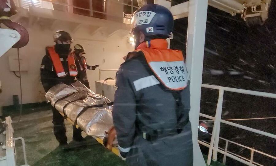 ▲ 동해 중부 전 해상에 풍랑주의보가 내려진 지난 28일 오후, 동해해양경찰서 대원들이 울릉도 인근 해상에서 심근경색 응급환자를 경비함정으로 이송하기 위해 사투를 벌이고 있다.ⓒ동해해경