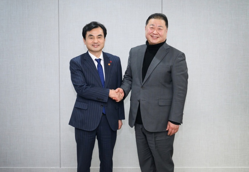 ▲ 김경일 파주시장이 28일 국방부에서 안규백 국방부장관을 만나 반환공여구역 개발을 위한 지원을 요청했다 ⓒ파주시 제공