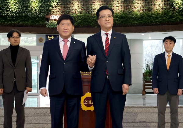 ▲ 대전시의회(의장 조원휘)와 충남도의회(의장 홍성현)는 이날 시의회에서 공동 기자회견을 가졌다.ⓒ대전시의회