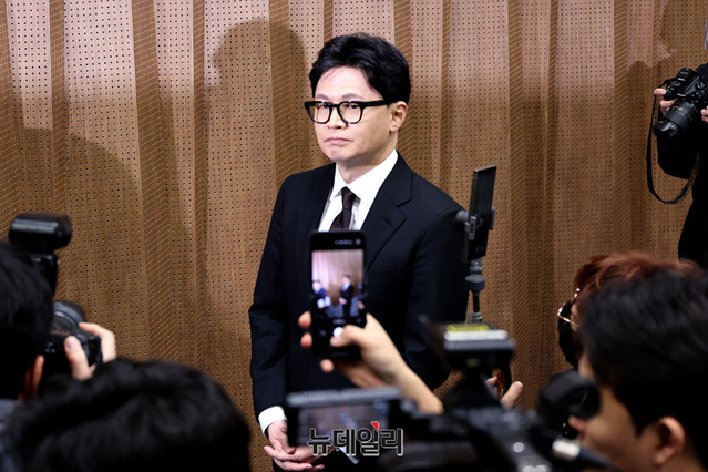 ▲ 한동훈 전 국민의힘 대표가 29일 오후 국회 소통관에서 자신의 제명 결정에 대해 입장 발표를 마치고 떠나고 있다. ⓒ이종현 기자