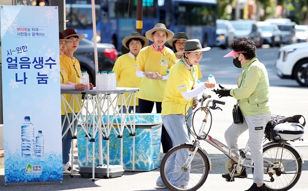 ▲ 신천지자원봉사단 대전충청연합회가 지난해 7월 대전 서구 용문역네거리에서 ‘얼음생수 나눔’을 하고 있다.ⓒ신천지자원봉사단