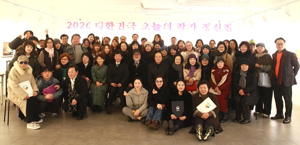 ▲ 대한민국 오늘의 작가 정신전 참여작가 단체사진.ⓒ사)국제현대예술협회