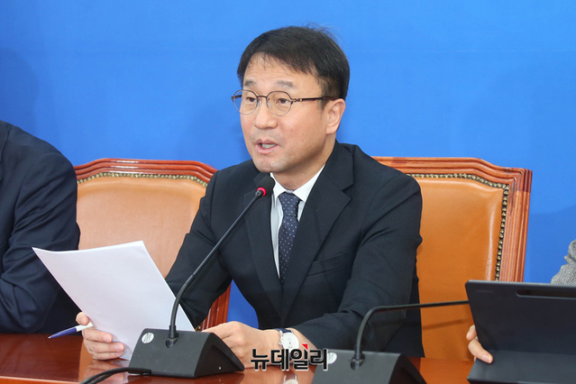 ▲ 한병도 더불어민주당 원내대표가 지난 13일 오전 국회에서 열린 원내대책회의에서 모두발언을 하고 있다.ⓒ이종현 기자