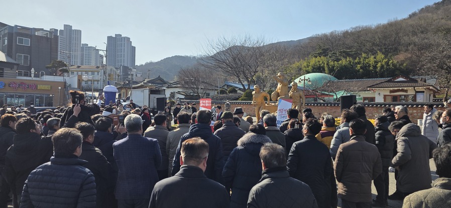 ▲ 최 전 부총리는 도지사에게 중요한 것은 말이 아니라 성과이며, 경제 위기 속에서 대한민국 경제를 지휘했던 경험을 이제 경북 재건을 위해 모두 쏟아붓겠다고 말했다.ⓒ최경환 전 경제부총리측