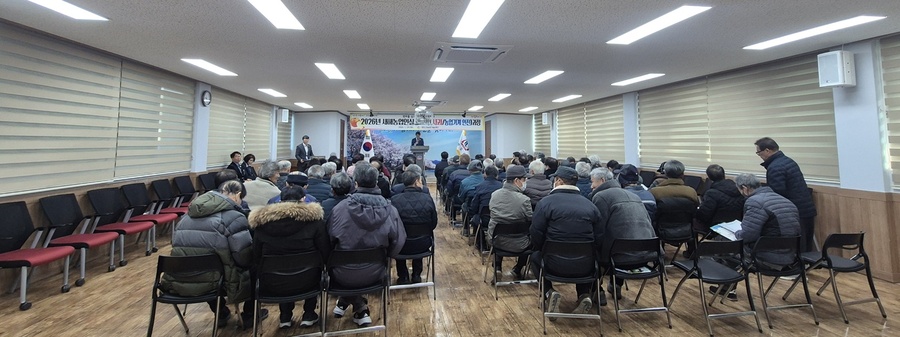 ▲ 청도군(군수 김하수)이 지역 농업의 경쟁력 강화와 농가 소득 증대를 위해 발 벗고 나섰다. 군은 1월 29일 각북면사무소 회의실에서 지역 내 사과 재배 농가 100명을 대상으로 ‘2026년 새해농업인실용교육’을 실시했다.ⓒ청도군