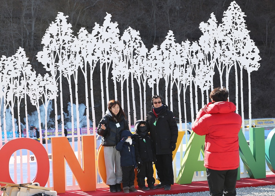 ▲ 영양읍 현리 빙상장 일원에서 펼쳐지고 있는 이번 축제는 영양의 청정 자연을 배경으로 빙어낚시, 얼음열차, 눈썰매 등 다채로운 프로그램을 선보이며 가족, 연인, 친구 단위 관광객들의 발길을 사로잡았다.ⓒ영양군