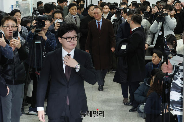 ▲ 한동훈 전 국민의힘 대표가 29일 오후 국회 소통관에서 자신의 제명 결정에 대해 입장 발표를 위해 입장하고 있다. ⓒ이종현 기자