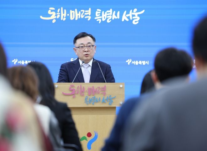 ▲ 김성보 서울시 행정2부시장이 29일 서울시청 브리핑룸에서 국토부의 ‘도심 주택공급 확대 및 신속화 방안’ 대책 발표 관련 서울시 입장문을 발표하고 있다. ⓒ뉴시스