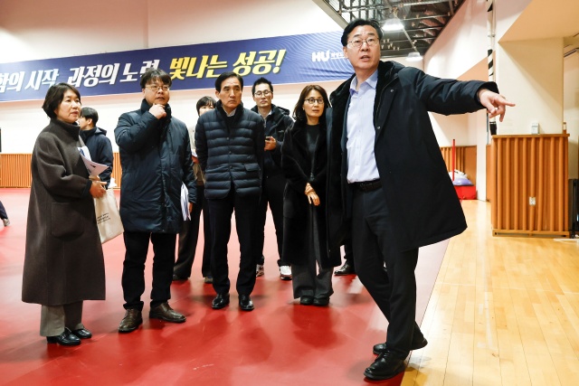 ▲ 정명근 시장이 만세구청 개청 준비 현장을 점검하고 있다ⓒ화성시 제공