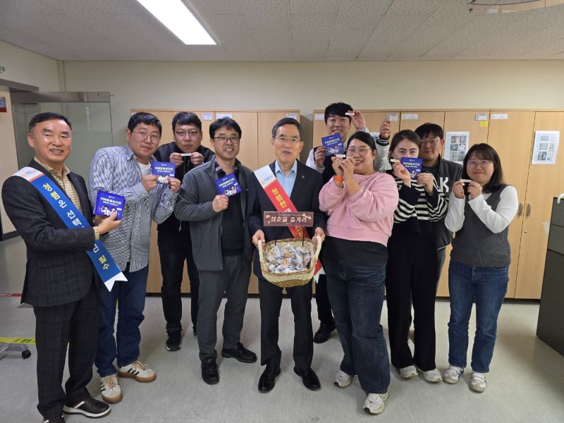 ▲ 한국기술교육대 유길상 총장(좌측에서 5번째)과 직원들이 2025년 3월 교내에서 열린 청렴 캠페인 ‘청춘을 즐겨라’에 참여하는 모습.ⓒ한기대