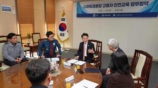 ▲ 육동한 춘천시장이 29일 시청 접견실에서 박상경 춘천경찰서장, 송덕규 (사)대한노인회 춘천시지회장과 함께 '스마트경로당 고령자 안전교육 업무협약'을 체결했다. ⓒ춘천시