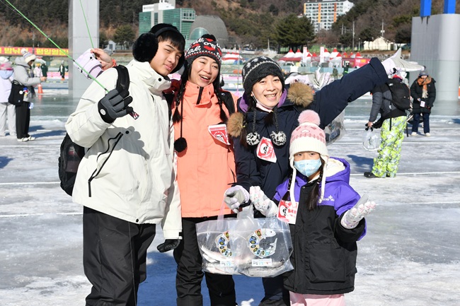▲ 2026 얼음나라 화천산천어축제가 막바지를 향하는 가운데, 29일 축제장을 찾은 외국인 관광객들이 산천어 얼음낚시를 즐기고 있다. 올해도 관광객 100만명을 넘어선 화천산천어축제는 이번주 일요일인 2월 1일, 23일 간의 여정을 마치고 폐막한다. ⓒ화천군
