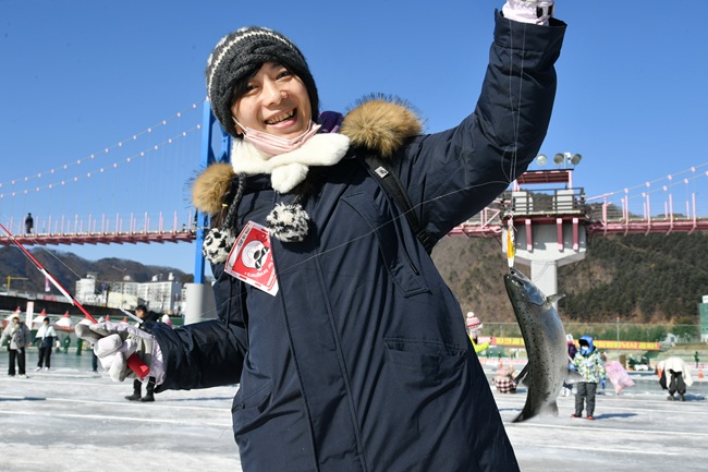 ▲ 2026 얼음나라 화천산천어축제가 막바지를 향하는 가운데, 29일 축제장을 찾은 외국인 관광객들이 산천어 얼음낚시를 즐기고 있다. 올해도 관광객 100만명을 넘어선 화천산천어축제는 이번주 일요일인 2월 1일, 23일 간의 여정을 마치고 폐막한다. ⓒ화천군