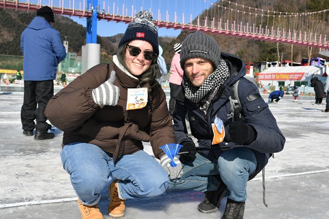 ▲ 2026 얼음나라 화천산천어축제가 막바지를 향하는 가운데, 29일 축제장을 찾은 외국인 관광객들이 산천어 얼음낚시를 즐기고 있다. 올해도 관광객 100만명을 넘어선 화천산천어축제는 이번주 일요일인 2월 1일, 23일 간의 여정을 마치고 폐막한다. ⓒ화천군