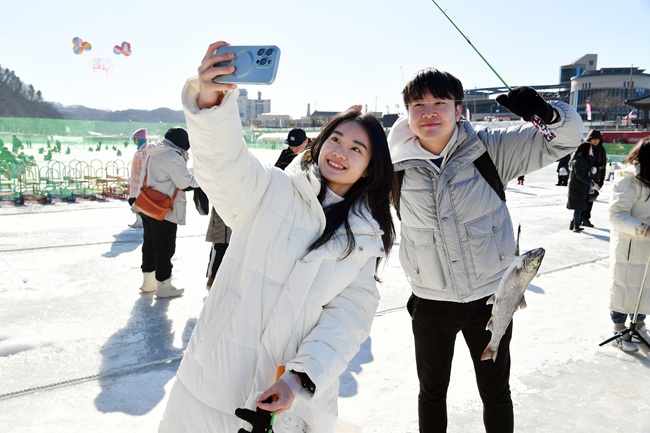 ▲ 2026 얼음나라 화천산천어축제가 막바지를 향하는 가운데, 29일 축제장을 찾은 외국인 관광객들이 산천어 얼음낚시를 즐기고 있다. 올해도 관광객 100만명을 넘어선 화천산천어축제는 이번주 일요일인 2월 1일, 23일 간의 여정을 마치고 폐막한다. ⓒ화천군