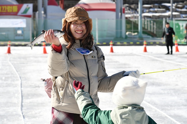 ▲ 2026 얼음나라 화천산천어축제가 막바지를 향하는 가운데, 29일 축제장을 찾은 외국인 관광객들이 산천어 얼음낚시를 즐기고 있다. 올해도 관광객 100만명을 넘어선 화천산천어축제는 이번주 일요일인 2월 1일, 23일 간의 여정을 마치고 폐막한다. ⓒ화천군