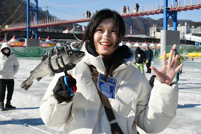 ▲ 2026 얼음나라 화천산천어축제가 막바지를 향하는 가운데, 29일 축제장을 찾은 외국인 관광객들이 산천어 얼음낚시를 즐기고 있다. 올해도 관광객 100만명을 넘어선 화천산천어축제는 이번주 일요일인 2월 1일, 23일 간의 여정을 마치고 폐막한다. ⓒ화천군