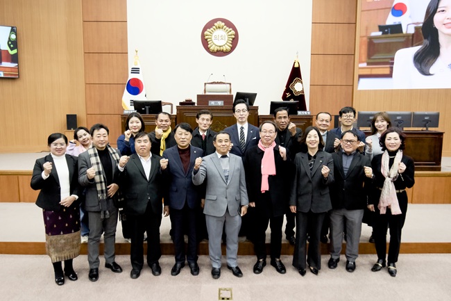 ▲ 라오스 노동사회복지부 대표단이 29일 강릉시의회를 방문했다. ⓒ강릉시의회