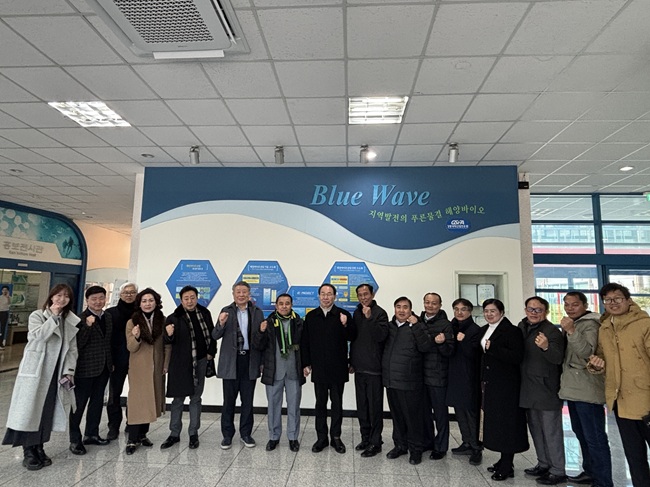 ▲ 라오스 노동사회복지부 대표단이 29일 강릉과학산업단지내 해양바이오산업본부와 ㈜파마리서치를 차례로 방문했다. ⓒ강릉과학산업진흥원