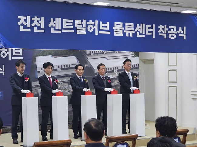 ▲ 20여 년간 사업중단으로 방치됐던 옛 신한은행 부지에 들어설 센트럴허브물류센터 착공식이 28일 열렸다.