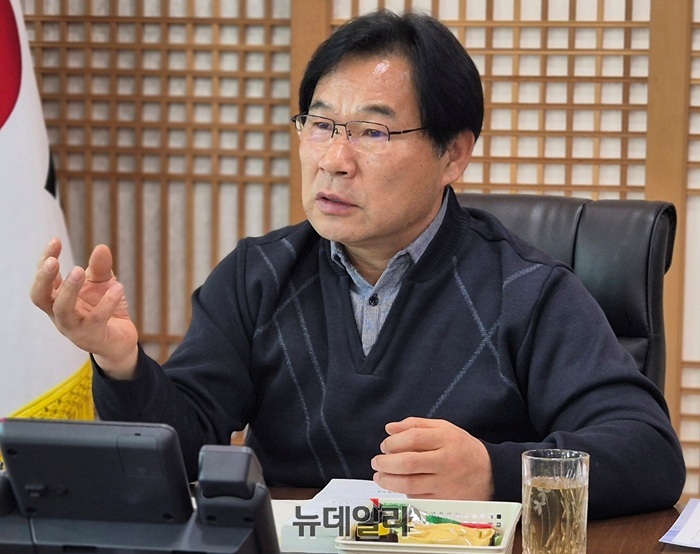 ▲ 조용훈 논산시의회 의장이 29일 오후 의장실에서 양촌면에 준공된 코리아디펜스인더스트리(KDI) 집속탄 공장과 관련해 