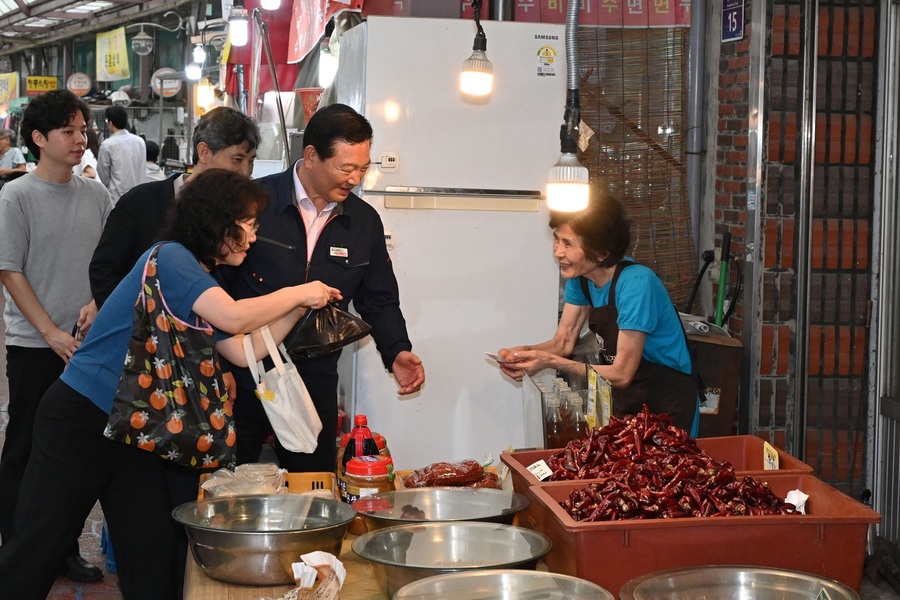 ▲ 대구 남구(구청장 조재구)는 다가오는 설 명절을 맞아 2월 2일부터 2월 11일까지 직원 및 자매결연단체가 함께하는 ‘설명절 전통시장 장보기 행사’를 진행한다.ⓒ남구청