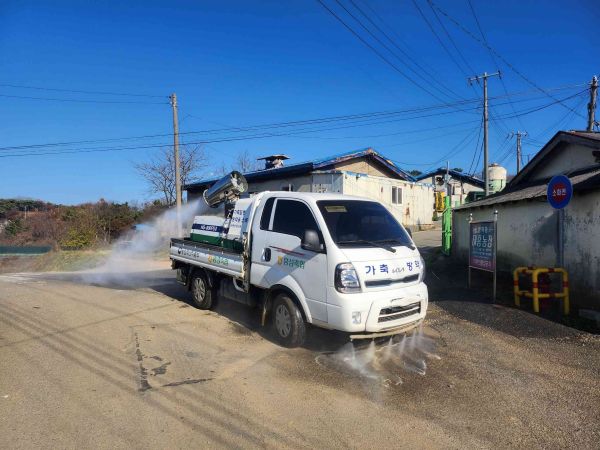 ▲ 고병원성 조류인플루엔자(AI)와 아프리카돼지열병(ASF) 방역 활동 모습.ⓒ홍성군