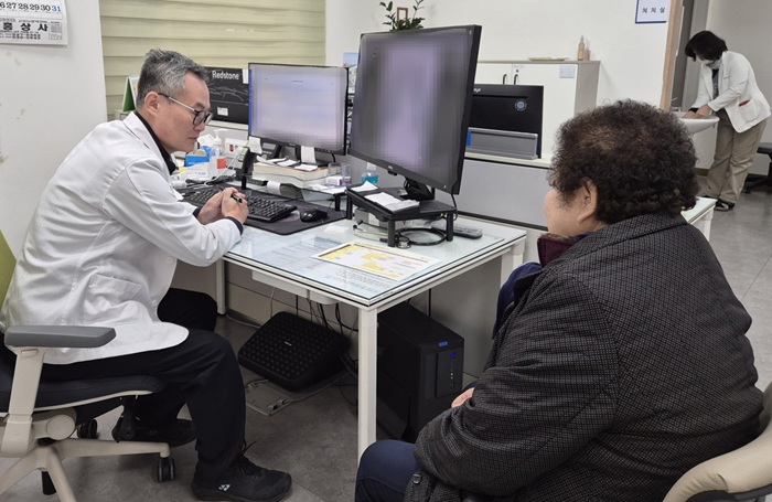 ▲ 보건소 대행 의사 진료 모습.ⓒ예산군