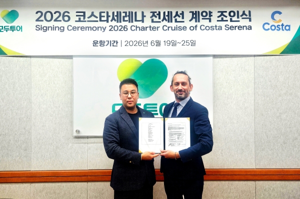 ▲ 우준열 모두투어 사장(왼쪽)과 프란체스코 라파 코스타크루즈 아시아 지역 총괄 이사가 전세선 크루즈 운항 계약을 체결하고 기념촬영을 하고 있다.ⓒ모두투어