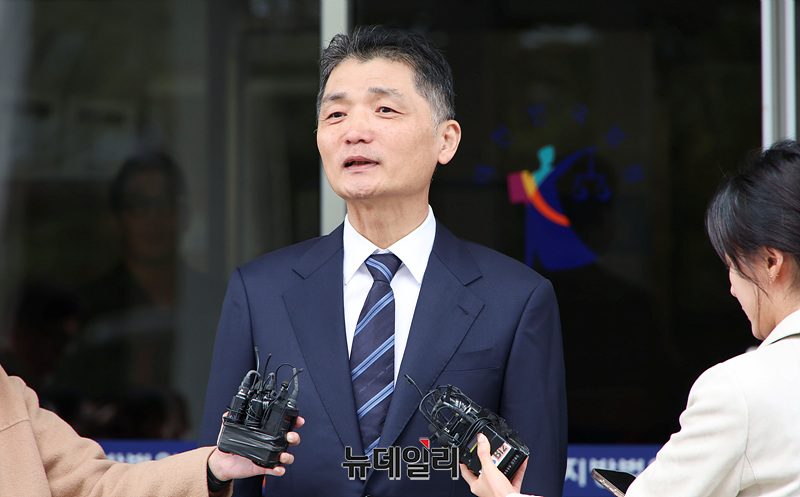 ▲ 김범수 카카오 창업자 겸 미래이니셔티브 센터장이 지난해 SM엔터테인먼트 시세조종 혐의 1심 판결에서 무죄를 선고받고 법원을 나서며 입장을 밝히고 있다.ⓒ뉴데일리DB