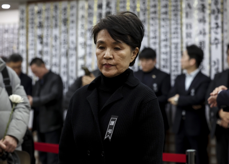 ▲ 강금실 전 법무부 장관이 29일 서울 종로구 서울대학교병원 장례식장에 마련된 고 이해찬 전 국무총리의 빈소를 조문하고 있다. ⓒ사진공동취재단/뉴시스