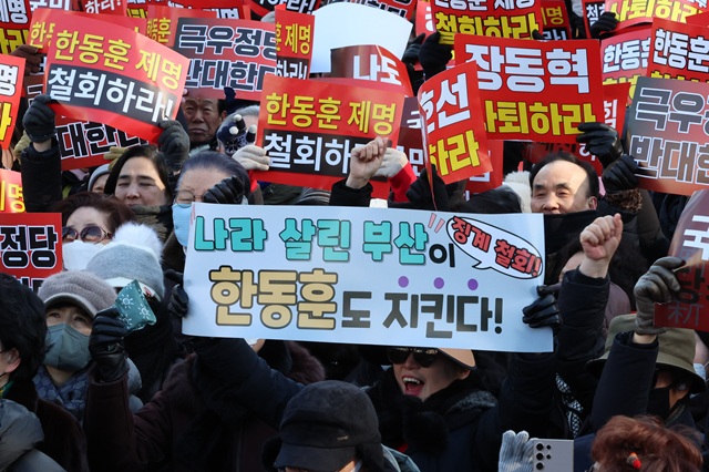 ▲ 한동훈 전 국민의힘 대표 지지자들이 지난 24일 서울 영등포 국회의사당역 인근에서 열린 한 전 대표 징계 철회 촉구 집회에서 구호를 외치고 있다. ⓒ뉴시스