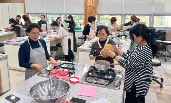 ▲ 대전시농업기술센터는,‘전통 장과 우리 쌀 활용 퓨전 쿠킹’ 교육을 통해 쌀 중심 식문화 확산에 나선다.ⓒ대전시