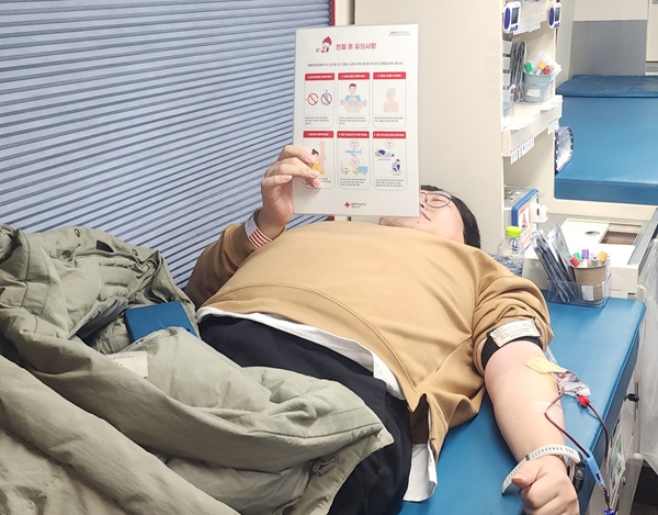 ▲ 1회 사랑 나눔 헌혈의 날' 행사에 한 직원이 동참하고 있다.ⓒ세종교육청