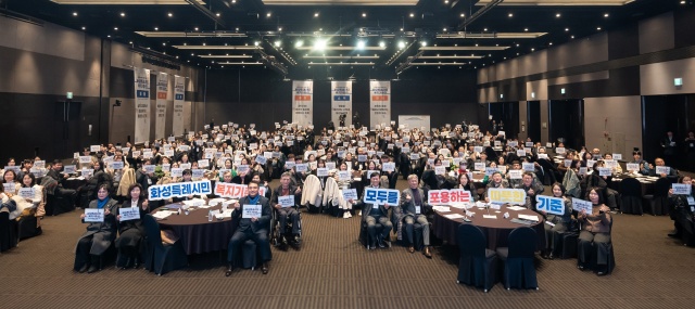 ▲ 화성시민 복지기준선 시민공론장에서 참석자들이 기념촬영을 하고 있다ⓒ화성시 제공