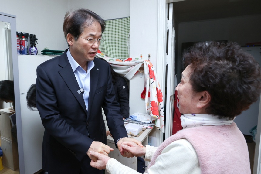 ▲ 이동환 고양시장이 한파 대비 독거 어르신 가정을 방문해 격려하고 있다 ⓒ고양특례시 제공