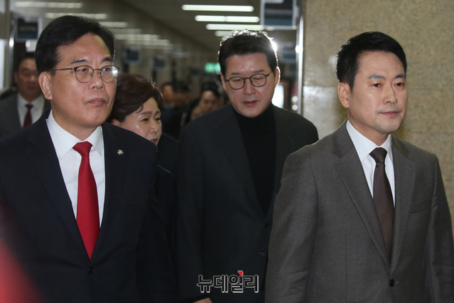 ▲ 장동혁 국민의힘 대표와 송언석 원내대표 및 지도부가 29일 국회에서 열린 최고위원회의에 참석하고 있다. ⓒ이종현 기자