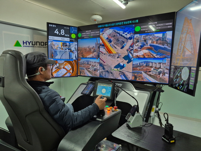 ▲ 현대건설 근로자가 원격제어 타워크레인을 운용하고 있다. ⓒ현대건설