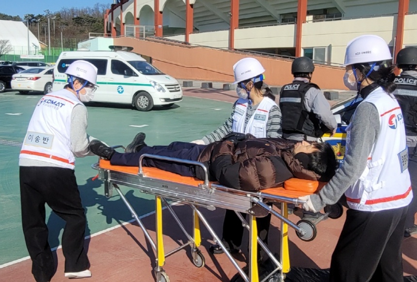 ▲ 동두천보건소 요원들이 강력범죄 대응 유관기관 합동 모의훈련에 참여해 신속대응반 대응 훈련을 실시했다 ⓒ동두천보건소 제공