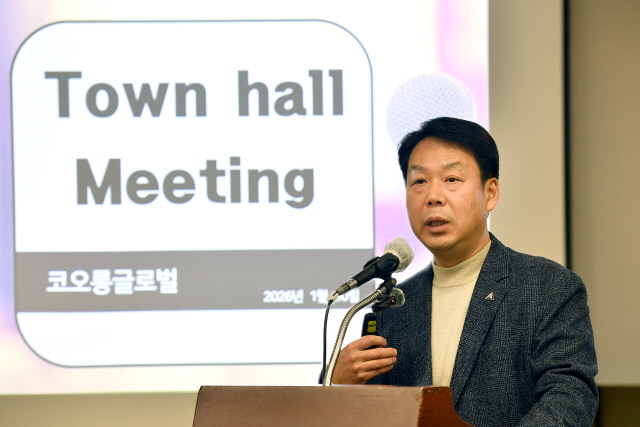 ▲ 김영범 코오롱글로벌 사장이 타운홀 미팅을 진행하고 있다. ⓒ코오롱글로벌