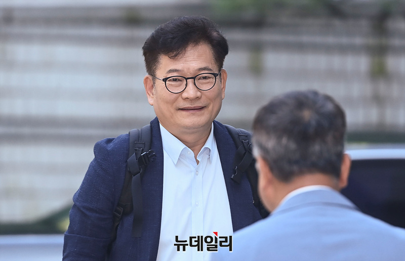 ▲ 송영길 소나무당 대표(전 더불어민주당 대표)가 2024년 7월 10일 오전 서울 서초구 서울중앙지법에서 열린 더불어민주당 '2021년 전당대회 돈봉투 의혹' 관련 재판에 출석하고 있다. ⓒ서성진 기자