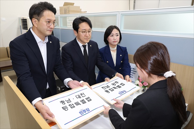 ▲ 전용기(왼쪽부터) 원내소통수석부대표, 천준호 원내운영수석부대표, 백승아 원내대변인이 30일 서울 여의도 국회 의안과에서 '충남대전통합특별법안 · 전남광주통합특별법안'을 제출하고 있다.ⓒ뉴시스