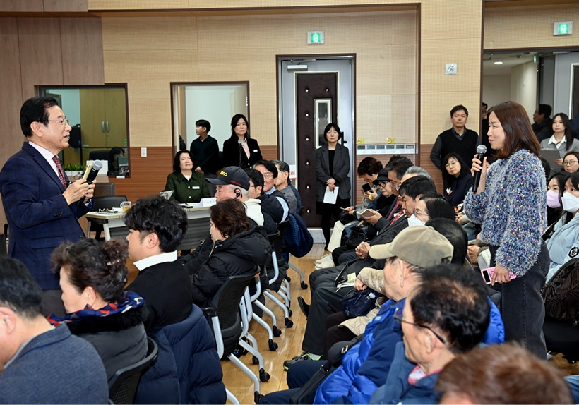 ▲ 이현재 하남시장이 미사1동 주민과의 대화에서 주민질문을 듣고 있다 ⓒ하남시 제공