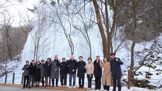 ▲ 육동한 춘천시장이 30일 구곡폭포 관광지를 찾아 빙벽 현장을 확인하고 직원들을 격려했다. ⓒ춘천시