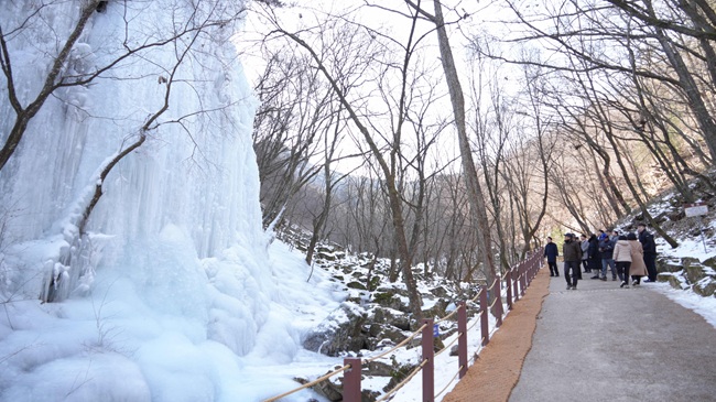 ▲ 육동한 춘천시장이 30일 구곡폭포 관광지를 찾아 빙벽 현장을 확인하고 직원들을 격려했다. ⓒ춘천시