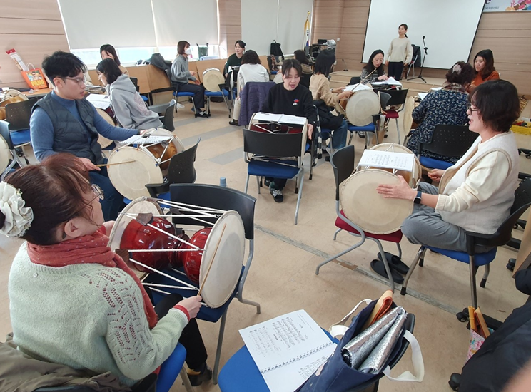 ▲ 경북교육청(교육감 임종식)은 유초등교육과 소관 도 단위 교과교육연구회 24개 팀이 참여한 2025학년도 하반기(동계) 연수회를 성공적으로 마무리했다(초등음악교과교육연구회 연수 모습).ⓒ경북교육청