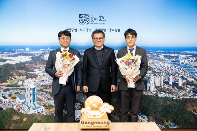 ▲ 강릉시는 신규 위촉된 김승식 변호사와 재위촉된 김헌우 변호사에게 위촉장을 수여했다. ⓒ강릉시