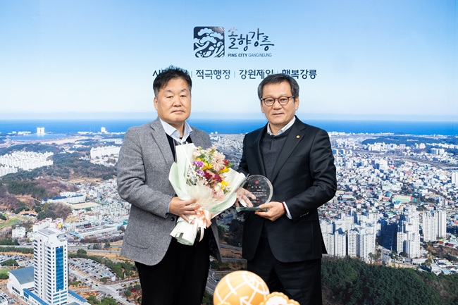 ▲ 강릉시는 임기 만료로 해촉된 김규수 변호사에게는 감사패를 전달했다. ⓒ강릉시