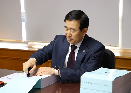 ▲ 조길형 충주시장이 30일 12년 시장임기를 마치는 퇴임식을 갖고, 사무인수인계서에 서명을 하고 있다.